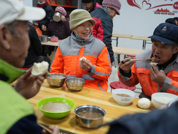 石家庄市新华区：文明实践树新风  志愿服务暖寒冬_fororder_微信图片_20231221153832