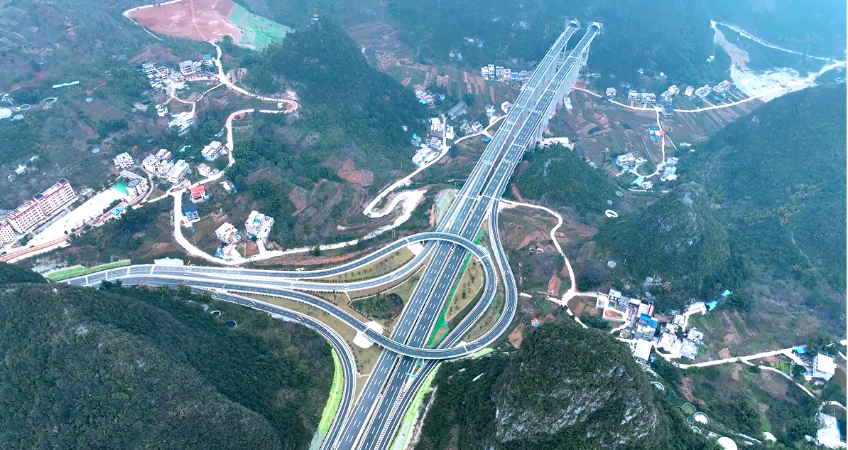 天峨經鳳山至巴馬高速公路建成通車_fororder_圖片2