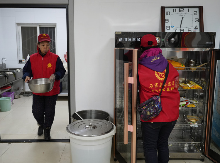 石家庄市新华区：文明实践树新风  志愿服务暖寒冬_fororder_微信图片_20231221153841