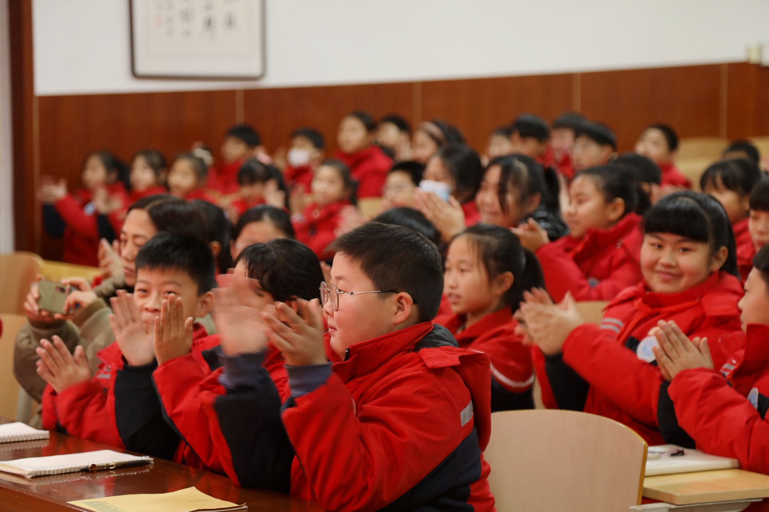 保定市满城区开展“双争”有我——戏曲进校园活动_fororder_精彩的表演赢得同学们的掌声 摄影 张丽娟