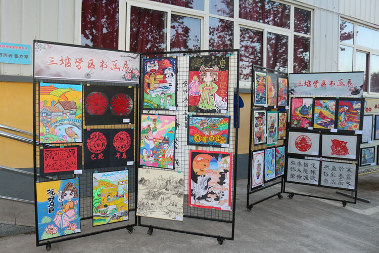 河北涞水：艺术铸魂促进教育高质量发展_fororder_图为涞水县三坡学区书画作品展。徐梓钰 摄