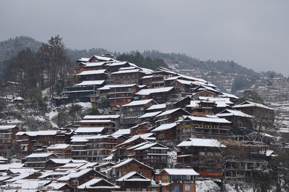 貴州雷山西江千戶苗寨迎來降雪  冬日雪景如畫_fororder_1月22日，貴州省雷山縣西江千戶苗寨迎來2024年第一場降雪。圖為苗寨夢幻般的雪景。7