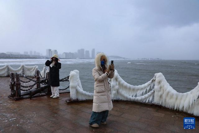 山东威海：雪后海滨现冰凌美景