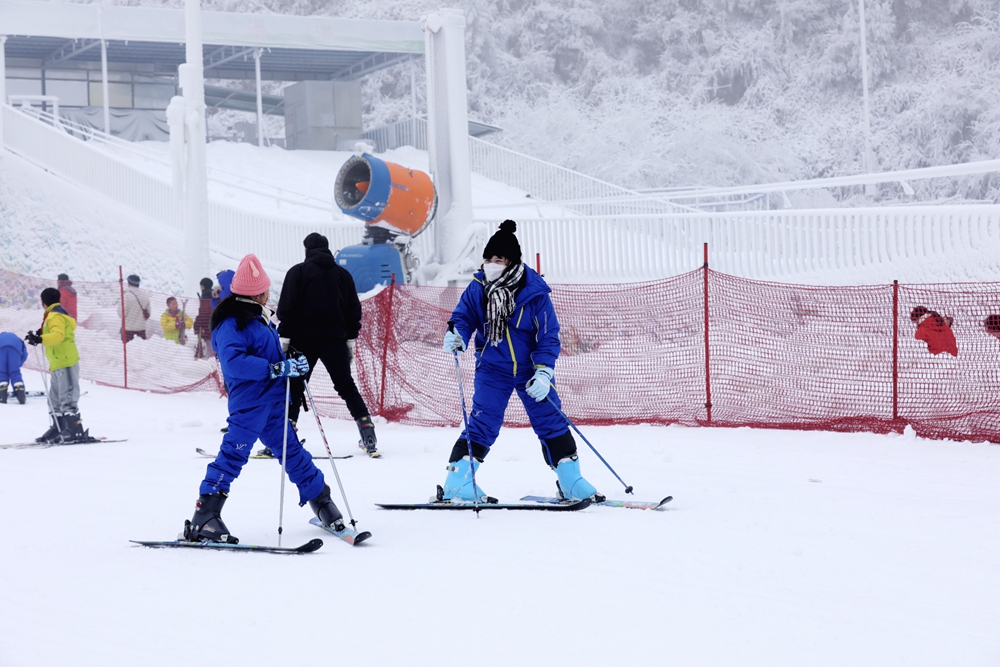 貴州六盤水：梅花山國際滑雪場試營業 迎來首批滑雪者_fororder_微信圖片_20231223135253