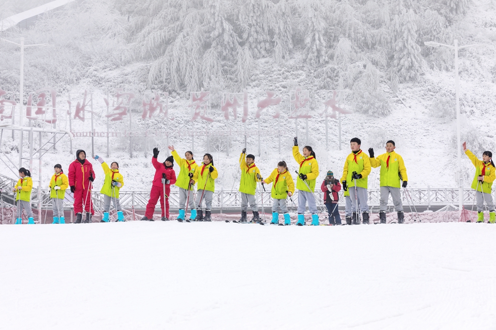 貴州六盤水：梅花山國際滑雪場試營業 迎來首批滑雪者_fororder_微信圖片_20231223135301