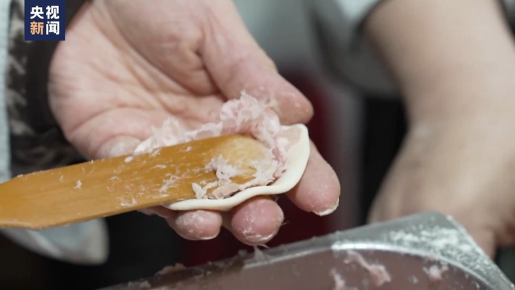 小笼馒头“游出海” 在法国品尝“中国味道”