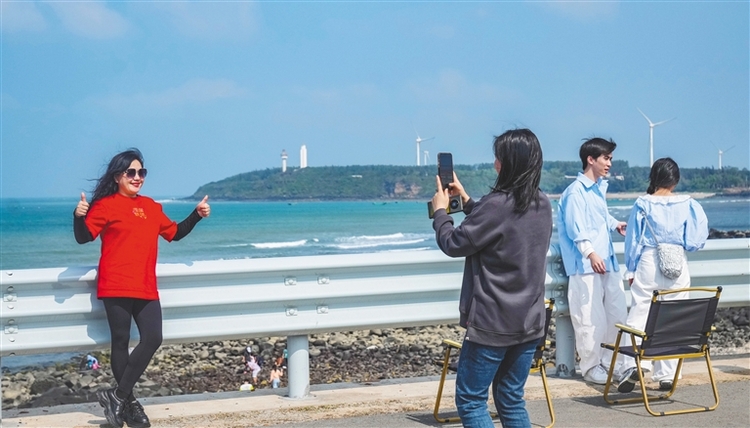 游客慕名打卡儋州峨蔓火山海岸_fororder_6219731_hnrbtp3_1705940311573_s