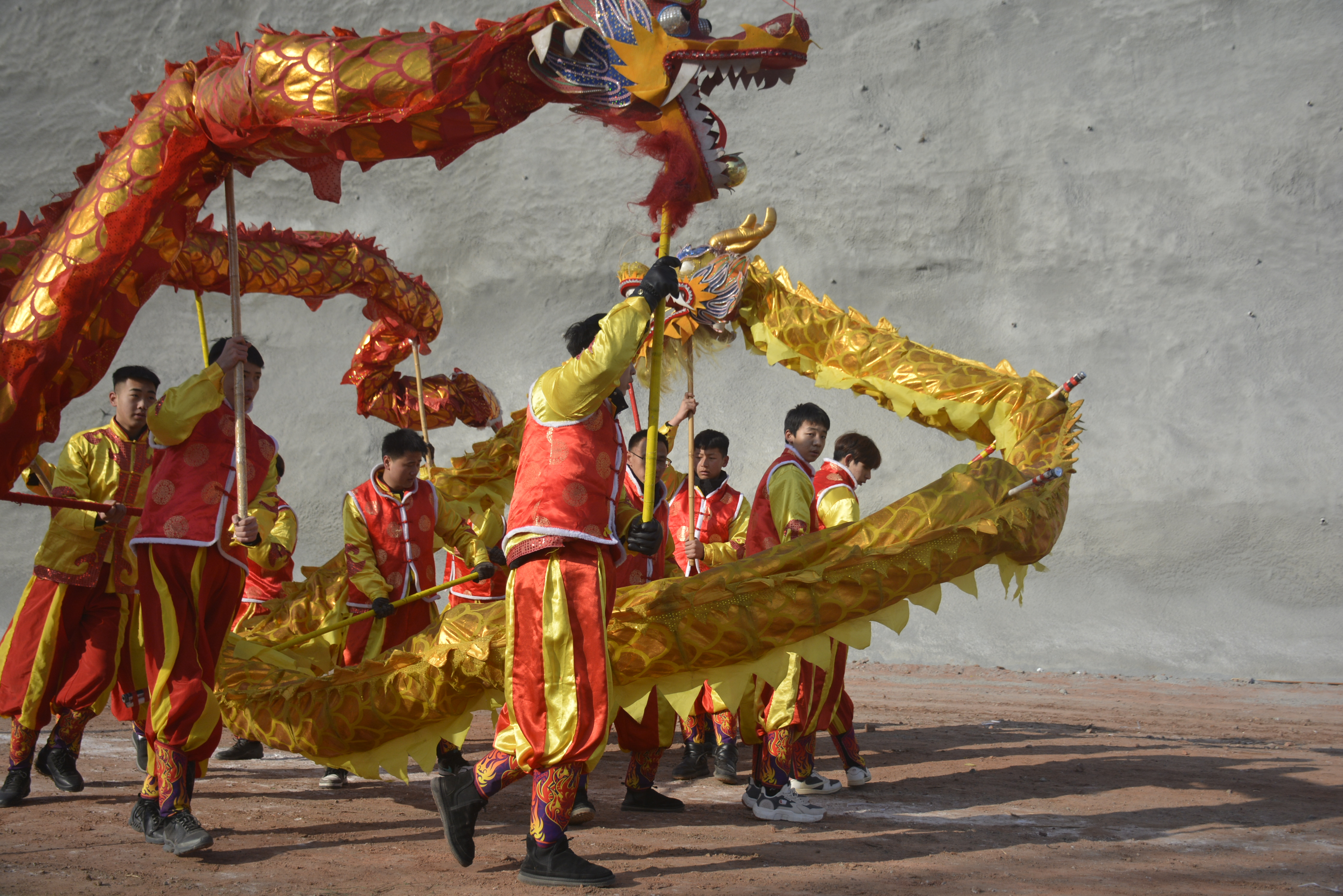 河北承德县：畅享银冬冰雪 品味滦河年俗_fororder_图五为牧蓝谷生态旅游度假区举办舞龙花会展演。承德县委宣传部供图.JPG