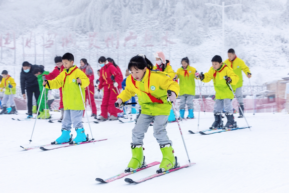 貴州六盤水：梅花山國際滑雪場試營業 迎來首批滑雪者_fororder_微信圖片_20231223135257