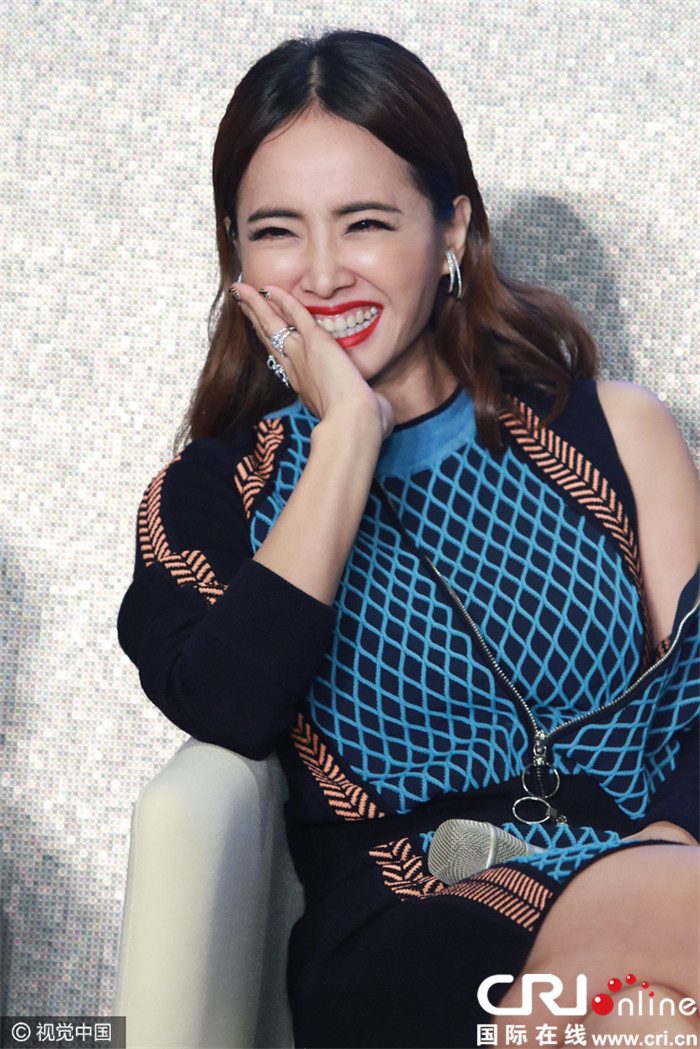 蔡依林半穿外衣秀白嫩香肩秀英文笑的合不拢嘴