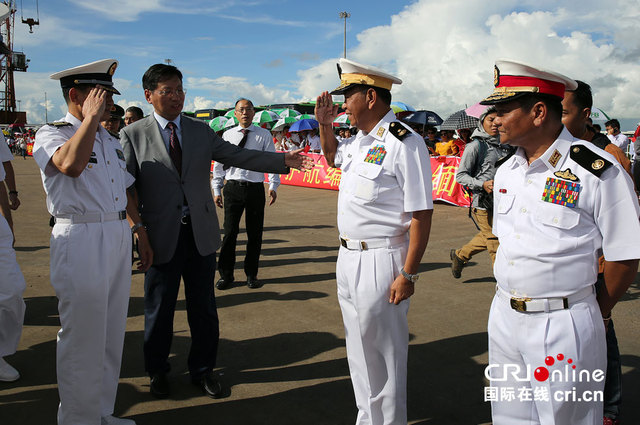 舰队司令王红理与缅甸海军船坞基地司令敏乌少将互致军礼中国驻缅甸