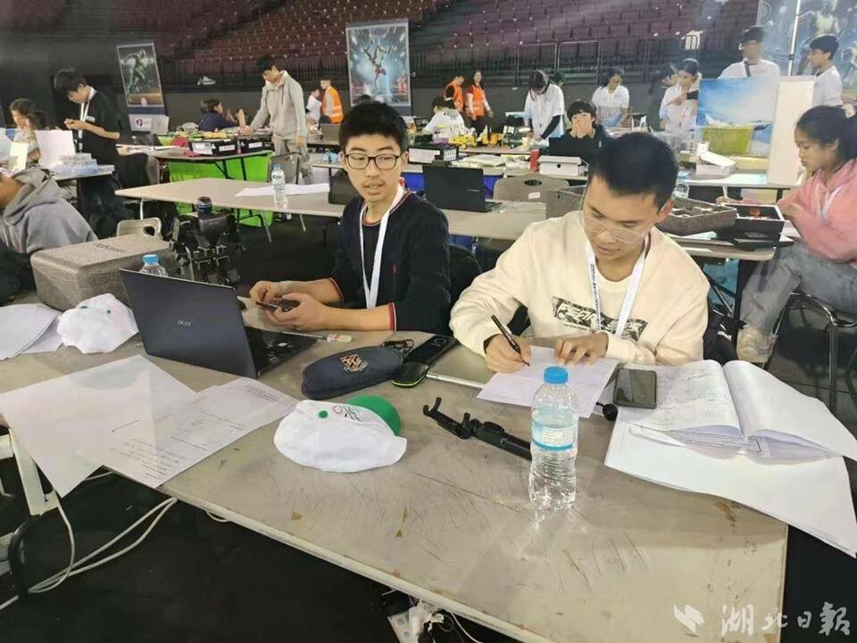 武汉中学生国际机器人大赛获佳绩