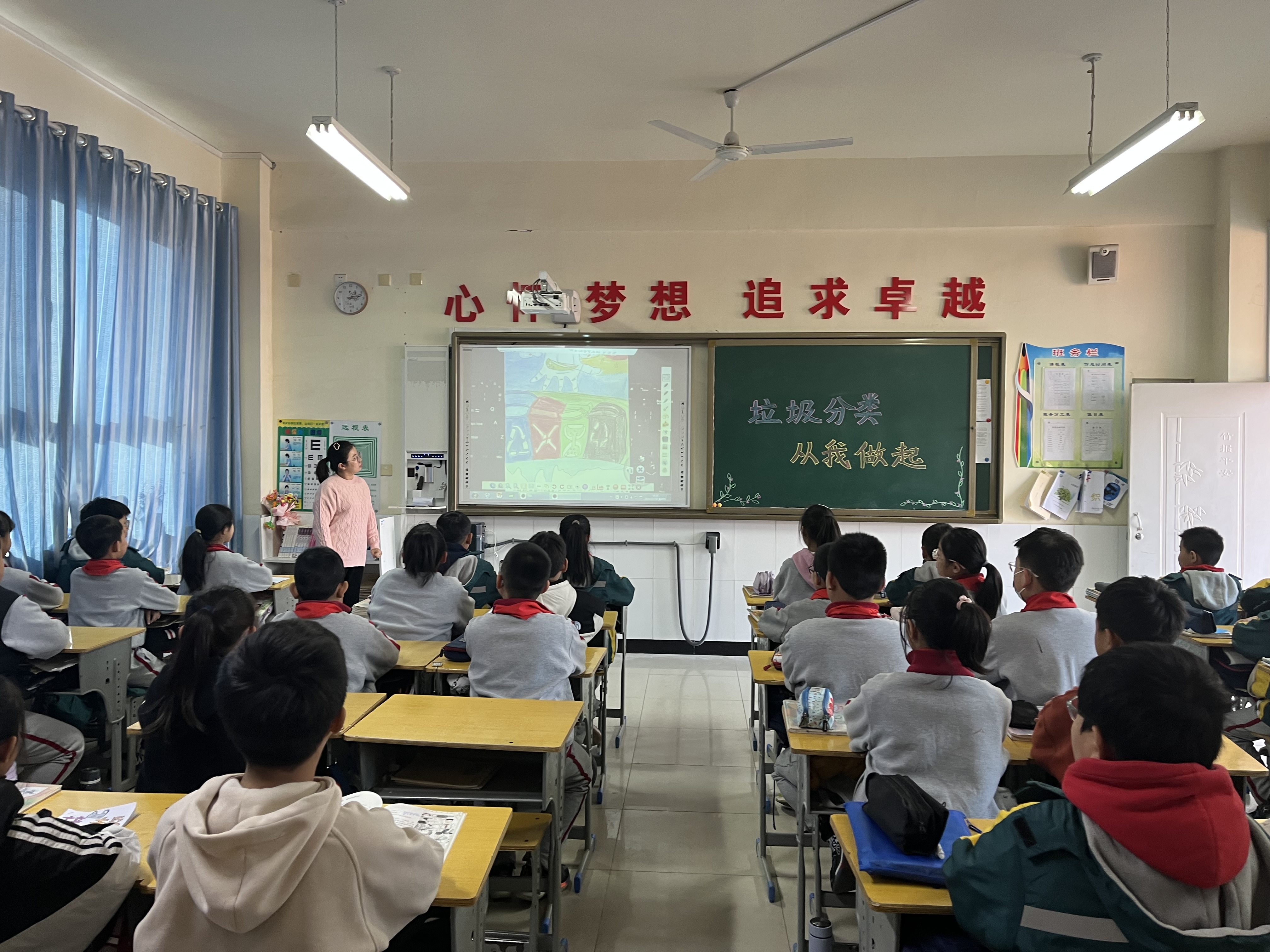 图片默认标题_fororder_图为涞水县第二小学，师生正在开展“垃圾分类”主题教育课。徐梓钰 摄.JPG