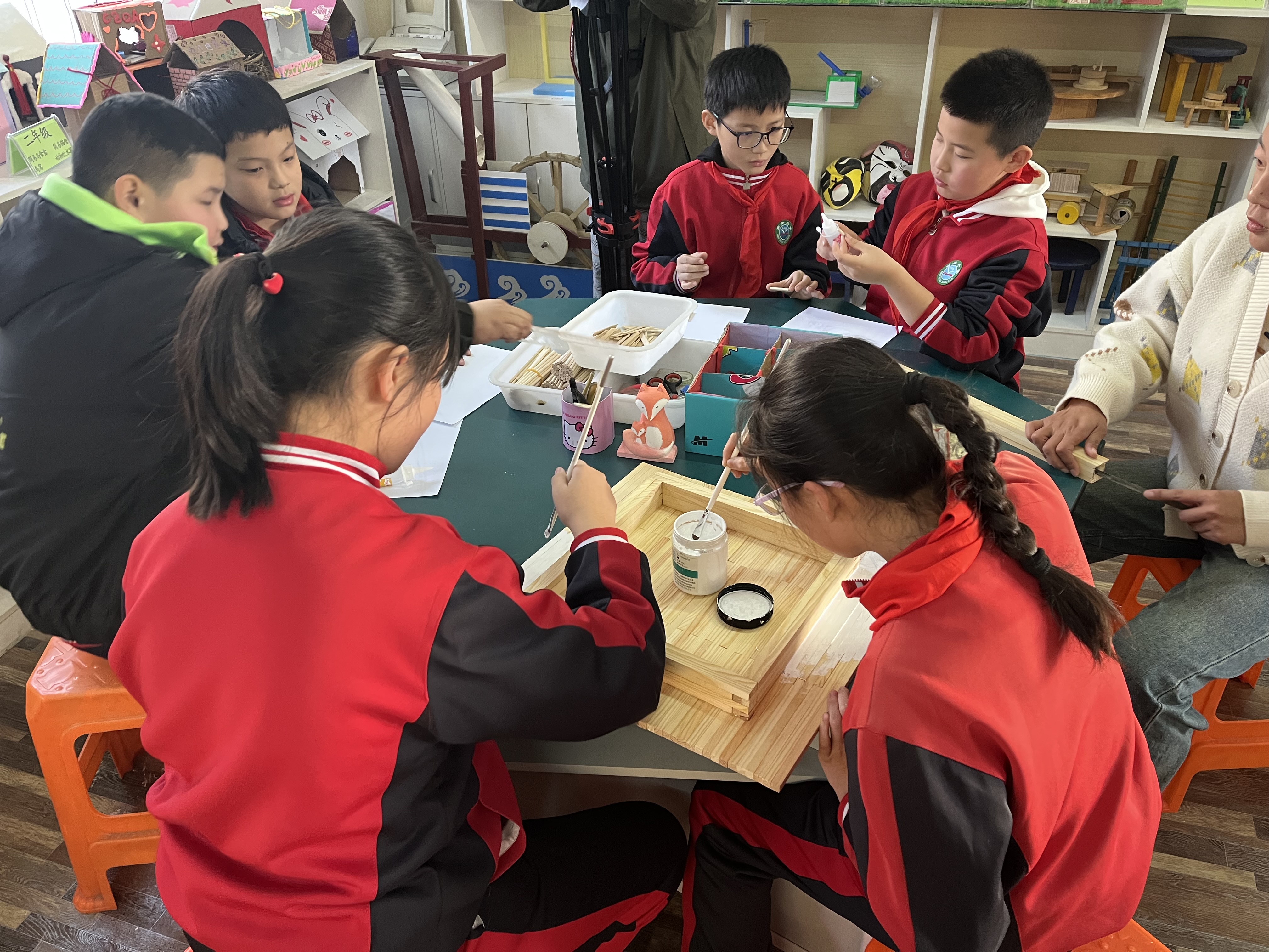 图片默认标题_fororder_图为涞水县南关小学，社团学生正在制作“变废为宝”手工艺品。徐梓钰 摄.JPG