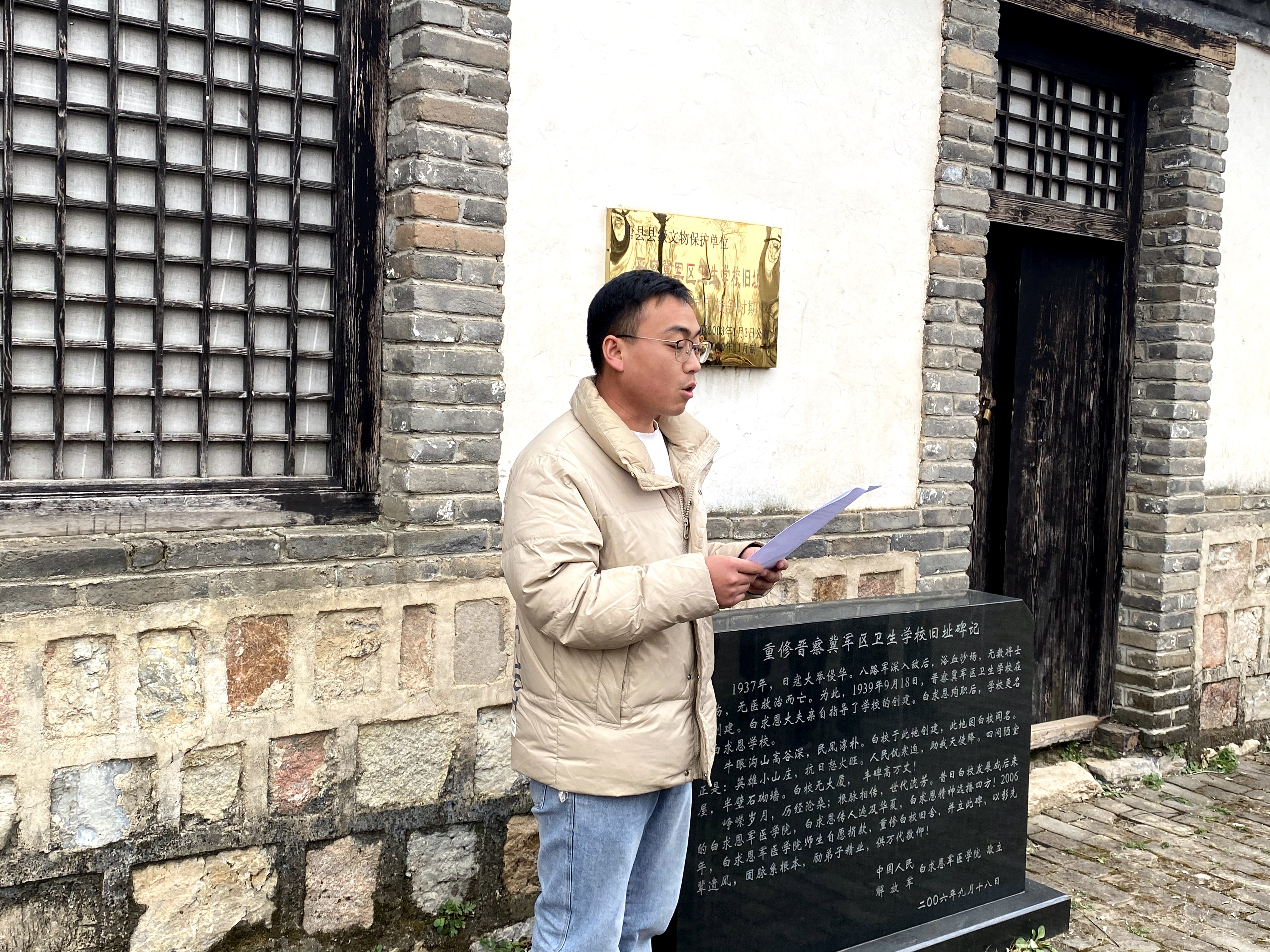 河北唐县：传承精神塑党性 立足岗位建新功_fororder_党员代表带领党员们一起学习《纪念白求恩》文章  张梦玉摄