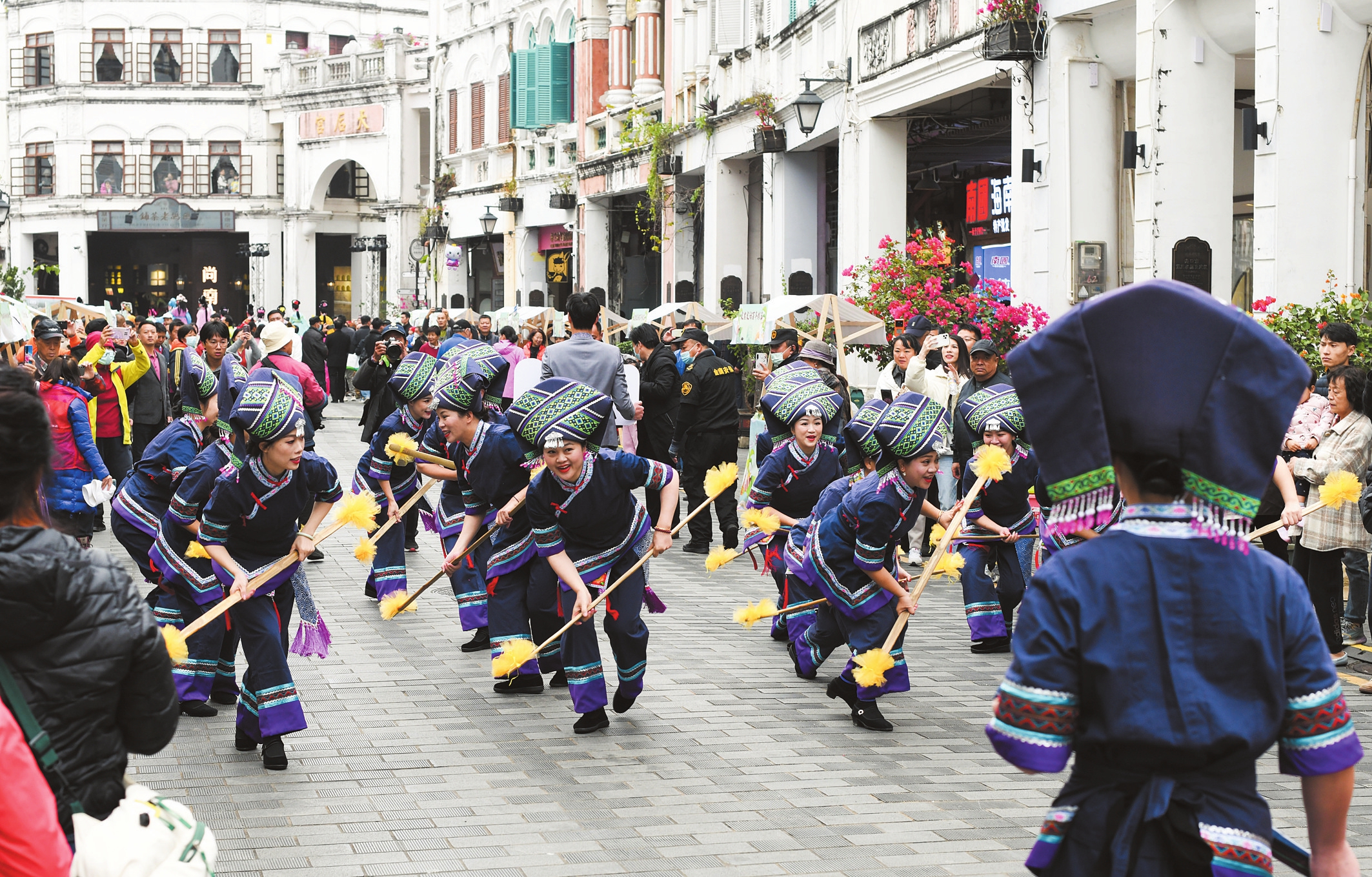 海南欢乐节非遗巡游走进海口  全国11支非遗项目表演队伍亮相_fororder_e29c5e21efac3c659117f55a823d23b3