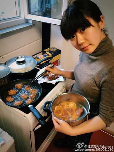 福原爱德国过上家庭主妇生活 买菜做饭炸鸡块