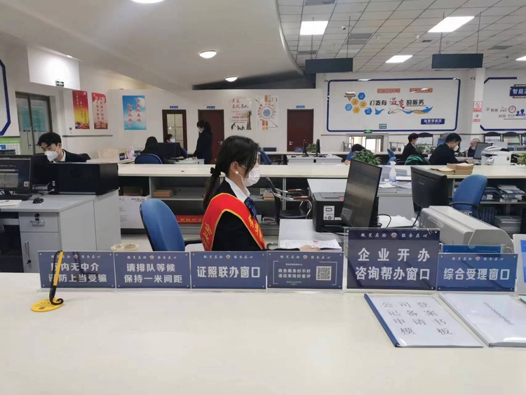 图片默认标题_fororder_满城区政务服务大厅综合受理窗口 摄影 刘硕