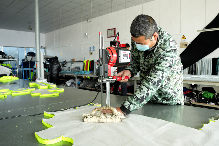 河北隆尧：冬闲人不闲 “门口”也挣钱_fororder_9.JPG