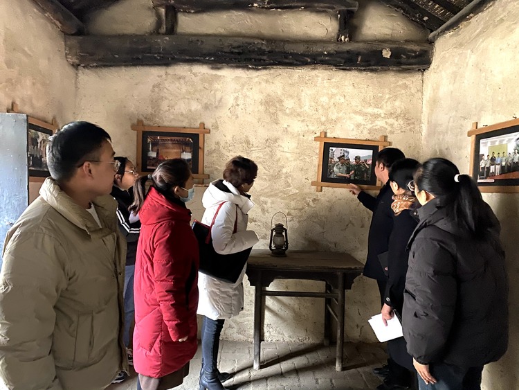 河北唐县：传承精神塑党性 立足岗位建新功_fororder_党员们在白求恩卫生学校参观历史图片和资料  张梦玉摄