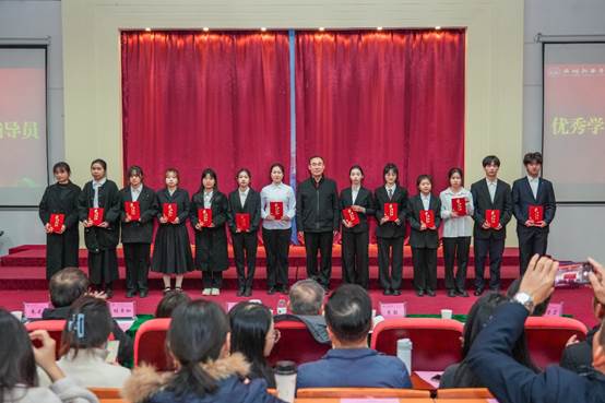 广州新华学院举行2023年优秀学生和先进集体表彰大会