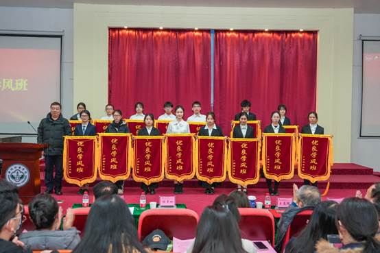 广州新华学院举行2023年优秀学生和先进集体表彰大会