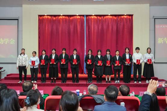 广州新华学院举行2023年优秀学生和先进集体表彰大会