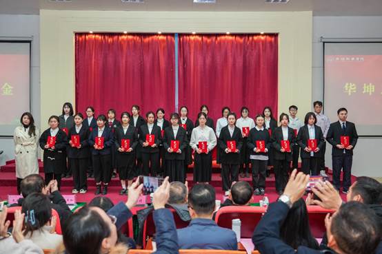 广州新华学院举行2023年优秀学生和先进集体表彰大会