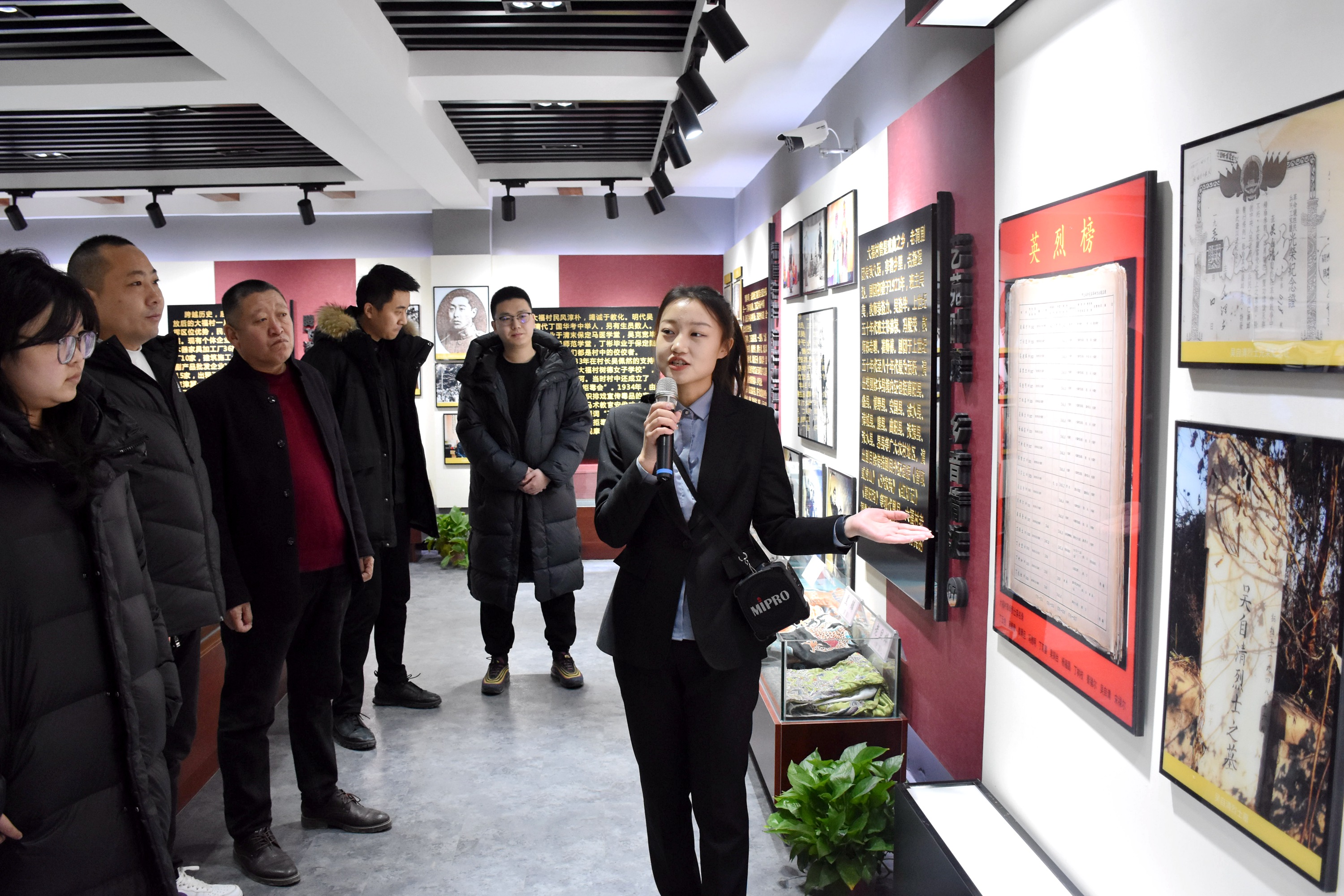 图片默认标题_fororder_讲解员为村民讲解大福村先辈的抗战历史。 赵琪摄.JPG