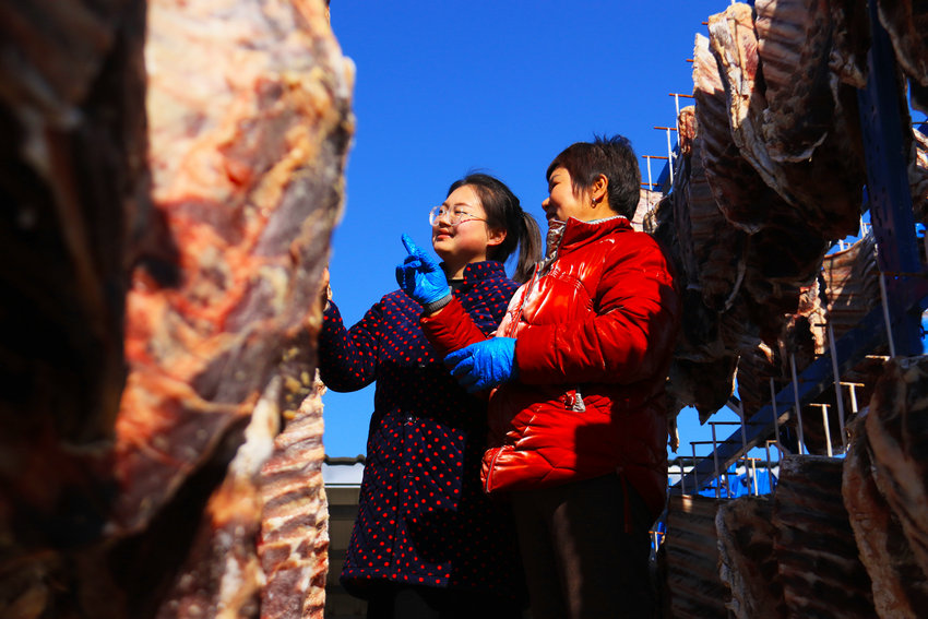 【原創】南陽市西峽縣：臘味飄香過大年_fororder_村民晾曬臘肉.JPG