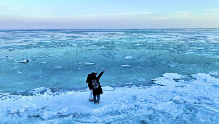 葫芦岛海岸出现大面积冰凌