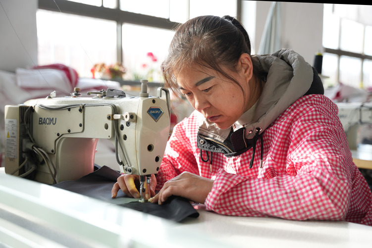 河北隆尧：冬闲人不闲 “门口”也挣钱_fororder_11.JPG