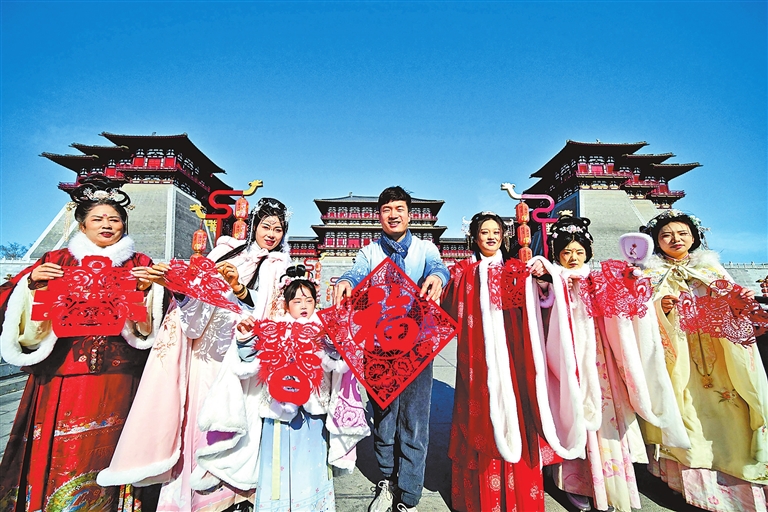 百龍納福迎新春