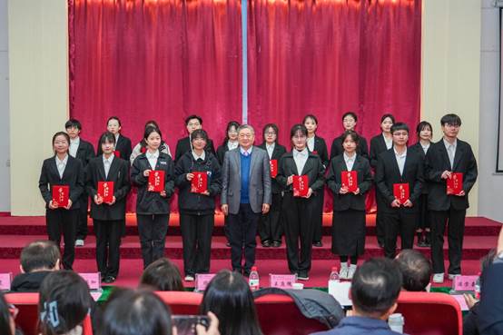 广州新华学院举行2023年优秀学生和先进集体表彰大会