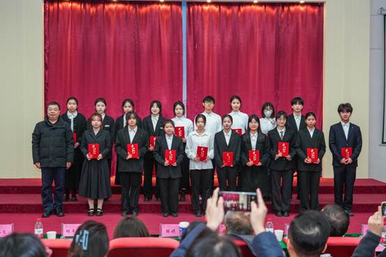 广州新华学院举行2023年优秀学生和先进集体表彰大会