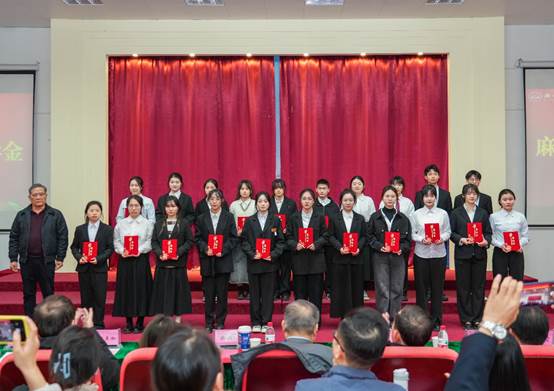广州新华学院举行2023年优秀学生和先进集体表彰大会