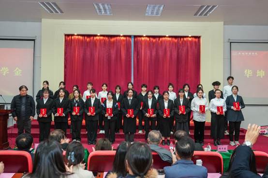 广州新华学院举行2023年优秀学生和先进集体表彰大会