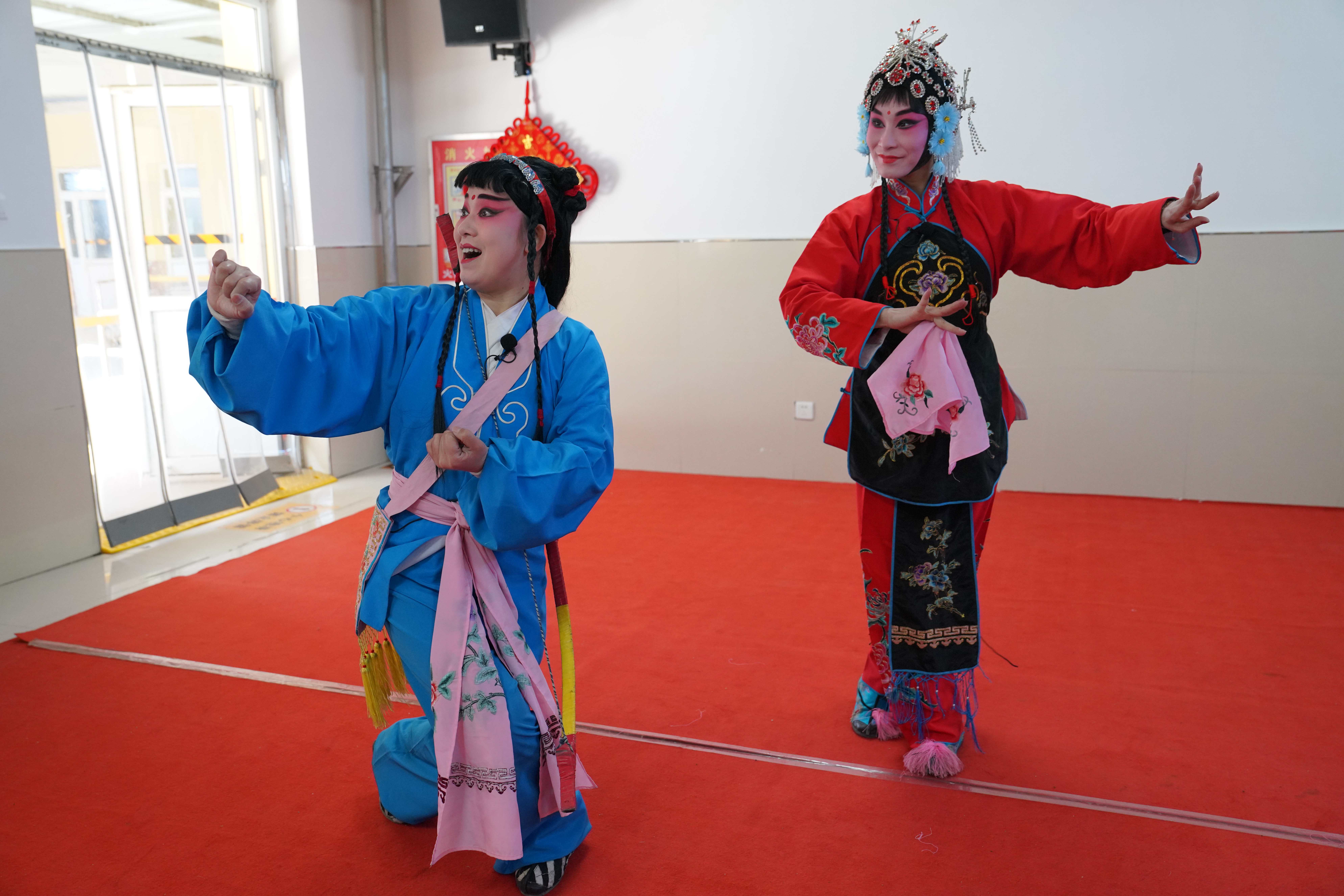 河北清苑：“文化进万家”惠民演出走进光荣院_fororder_清苑区哈哈腔剧团演员为光荣院老人演唱哈哈腔优秀传统剧目《王小打鸟》。摄影 王磊