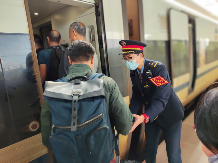 2024年春运1月26日启幕  海南铁路日均开行124.5对_fororder_图片1