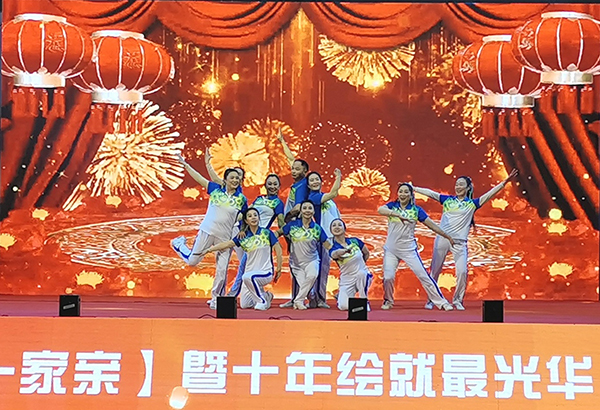 十年蝶变 成都温江区柳城街道光华社区走向熟人社区_fororder_居民文艺表演