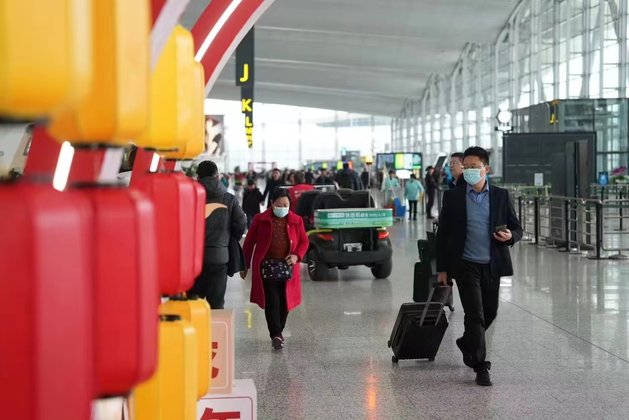 春运首日 白云机场客流进出两旺_fororder_春运灯笼