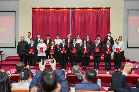 广州新华学院举行2023年优秀学生和先进集体表彰大会