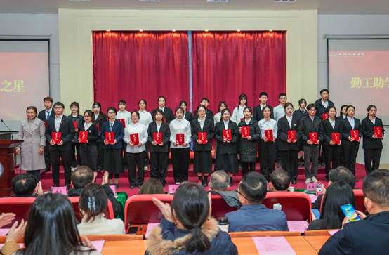 广州新华学院举行2023年优秀学生和先进集体表彰大会