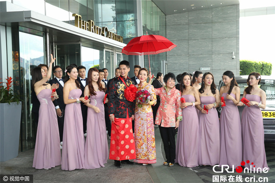 罗仲谦大婚甜蜜吻新娘 杨怡穿中式礼服甜蜜娇羞喜气足