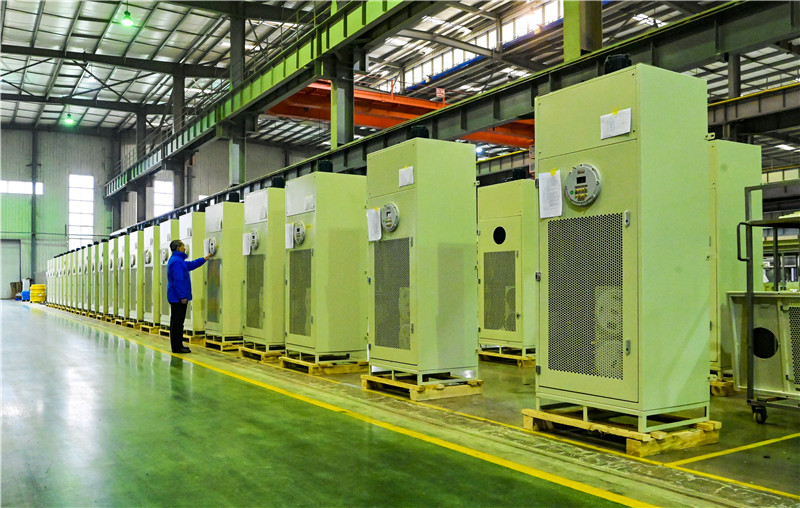 河南南阳：赶订单 忙生产_fororder_南阳市一通防爆电气有限公司员工操作生产设备 摄影 张峰