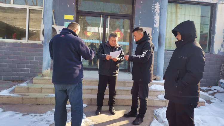 河北唐县：践行四下基层 办好关键小事_fororder_党员干部询问养殖户养殖状况，为养殖户排忧解难