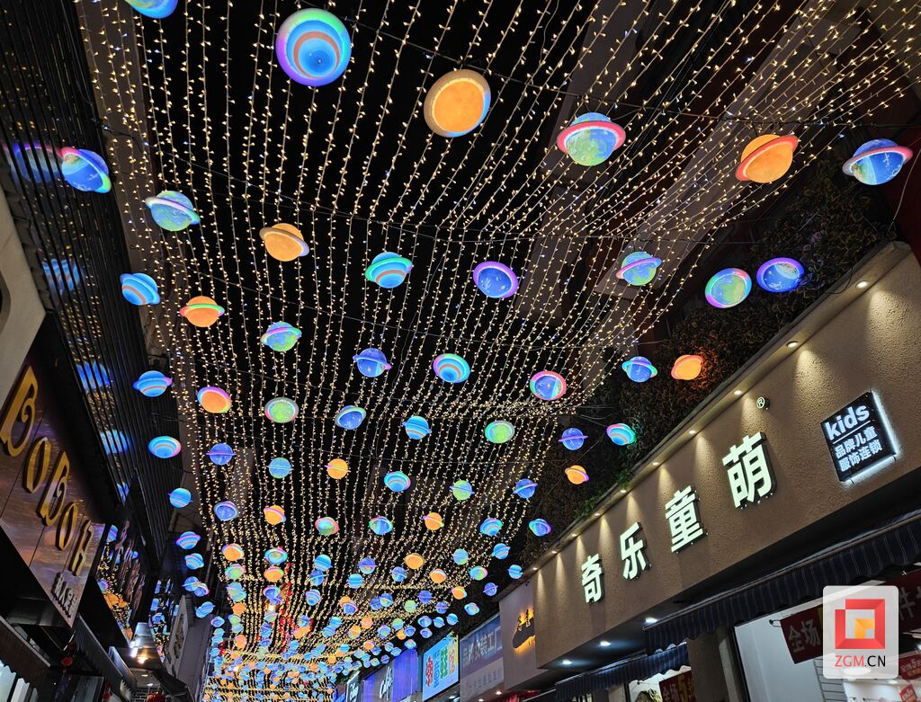 自贡东方广场：打造美丽灯街  助推经济发展