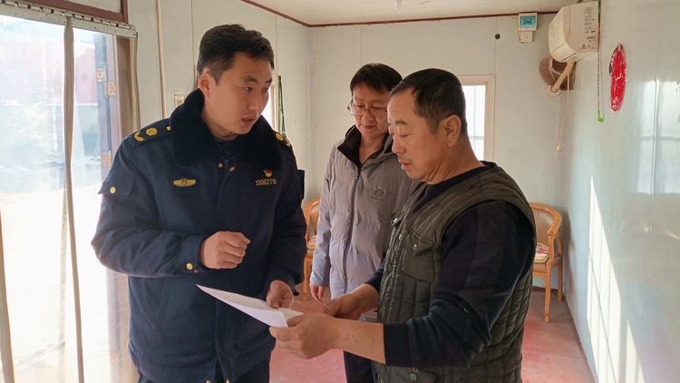 河北唐县：践行四下基层 办好关键小事_fororder_党员干部到群众家里走访宣传惠民政策