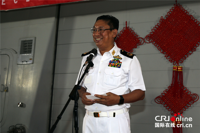 中国海军护航编队指挥员王红理大校(左五)欢迎各国驻缅使馆武官莅临