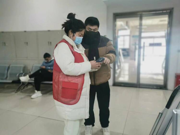 保定市满城区：大力推进“冀时办”为美好生活加速度_fororder_工作人员介绍“冀时办” 摄影 耿倩倩 (2)